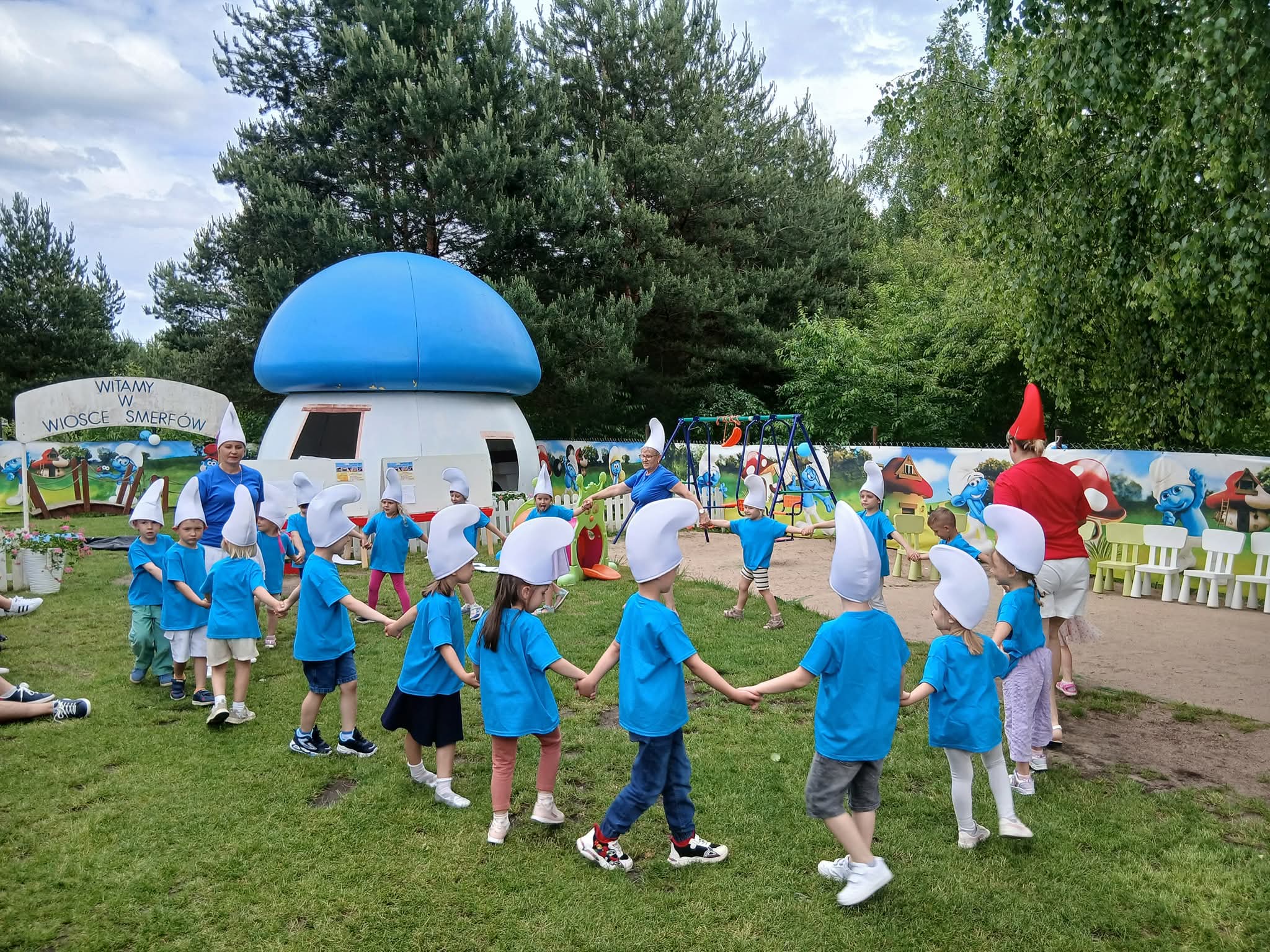 Plac zabaw pełen kolorowych atrakcji