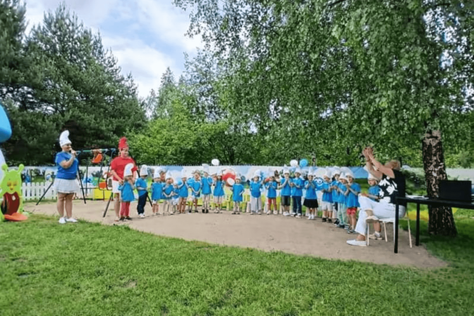 Kolorowy plac zabaw z trawą